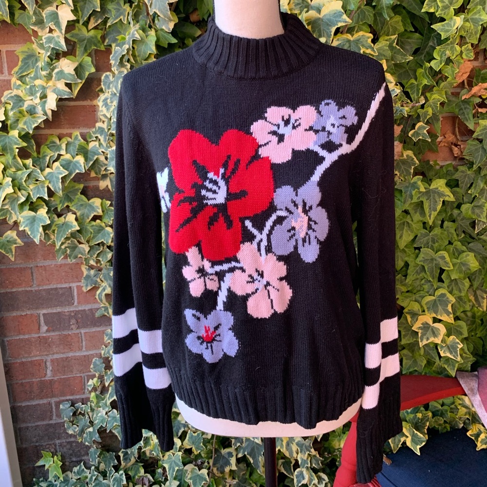 🧡 50% off bundles! Black Sweater with Flower detail